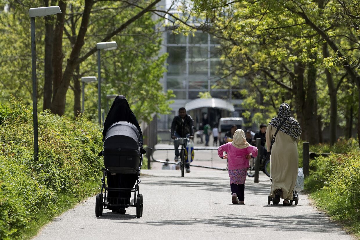 Мусульманские женщины гуляют в парке в Орхусе, Дания.
