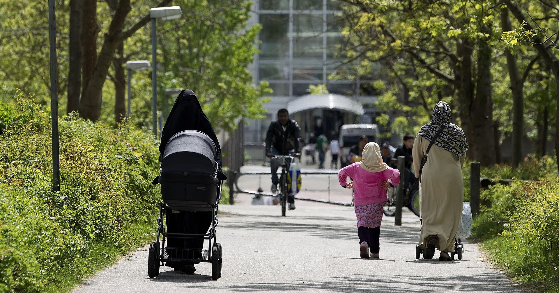 Мусульманские женщины гуляют в парке в Орхусе, Дания. - ИноСМИ, 1920, 11.09.2021