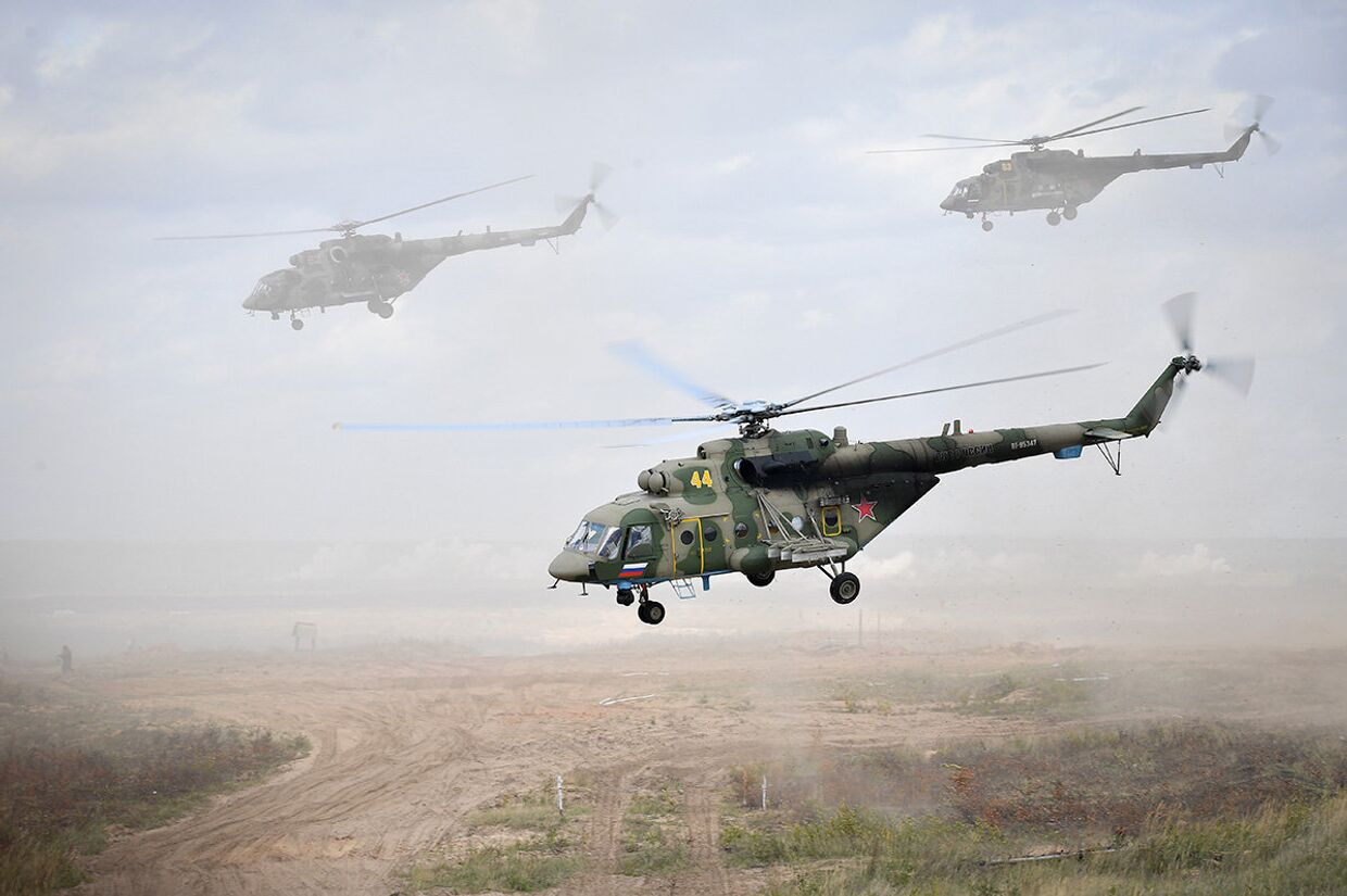 В высадке тактического воздушного десанта на полигоне Мулино были задействованы 32 транспортно-боевых и 14 ударных вертолетов