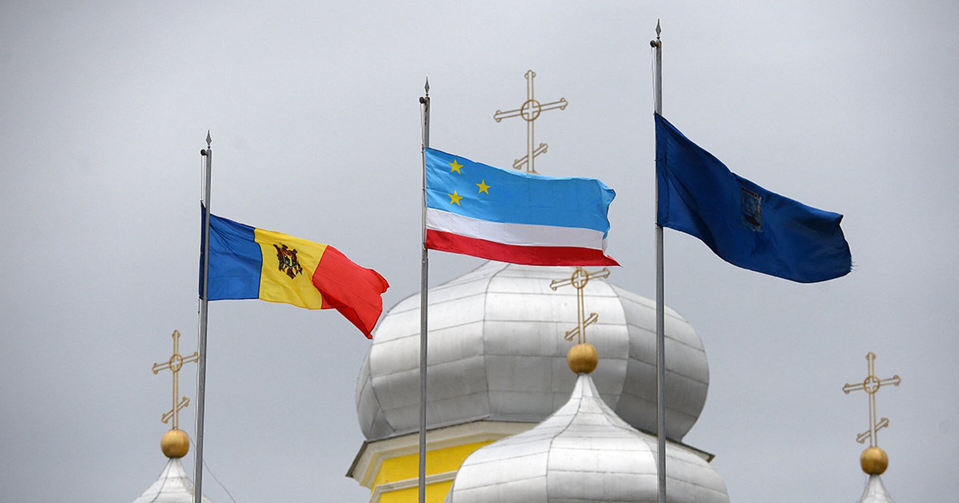 Флаги Молдовы и Гагаузии рядом с русской православной церковью в городе Комрат - ИноСМИ, 1920, 15.09.2021