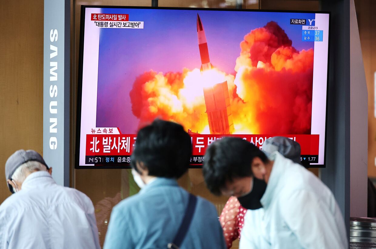Телевизионная трансляция о запуске Северной Кореей баллистических ракет, в Сеуле, Южная Корея