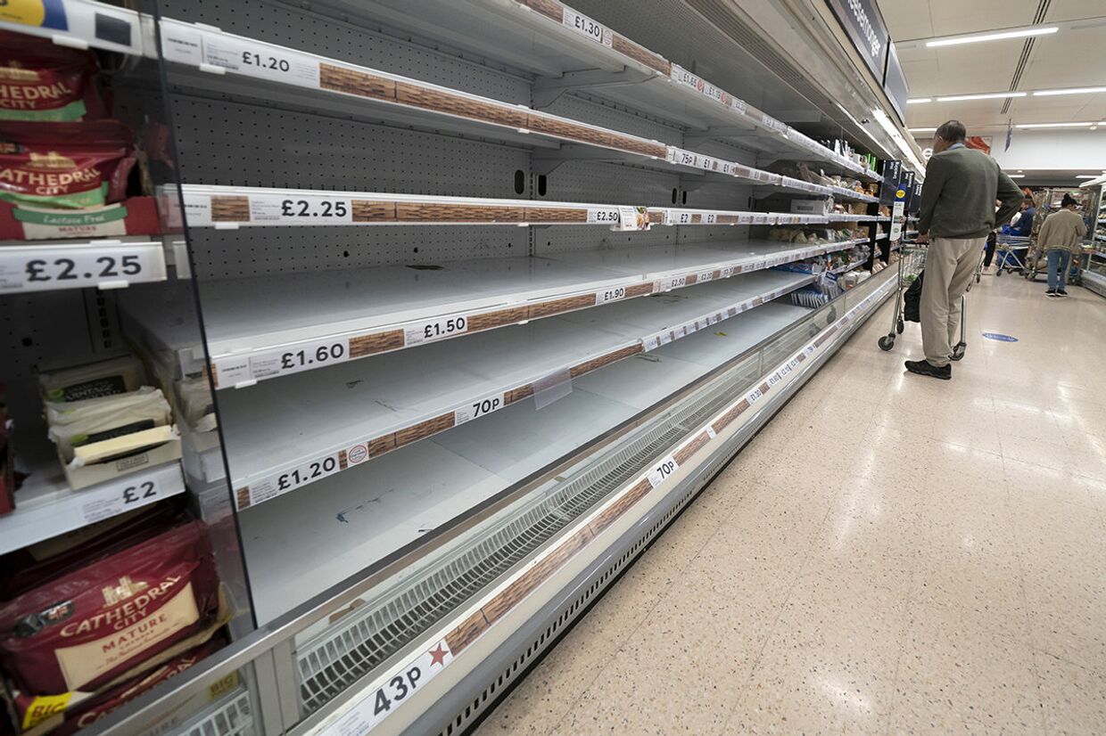 Пустые полки в супермаркете Tesco в Манчестере, Великобритания