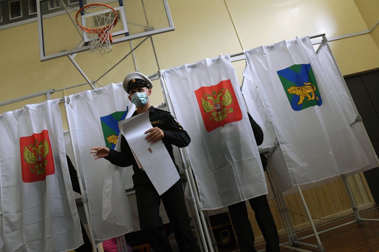 Военнослужащий голосует на избирательном участке во Владивостоке
