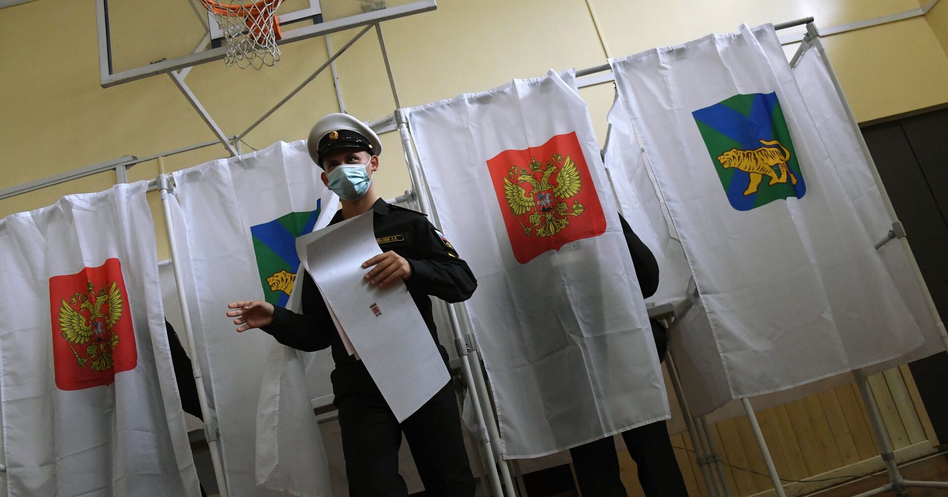 Военнослужащий голосует на избирательном участке во Владивостоке - ИноСМИ, 1920, 22.09.2021