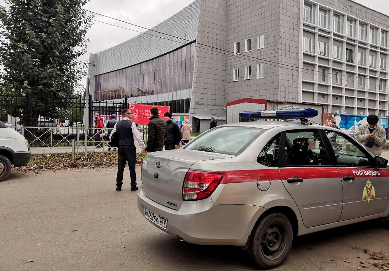 У Пермского государственного национального исследовательского университета, где вооруженный молодой человек открыл стрельбу