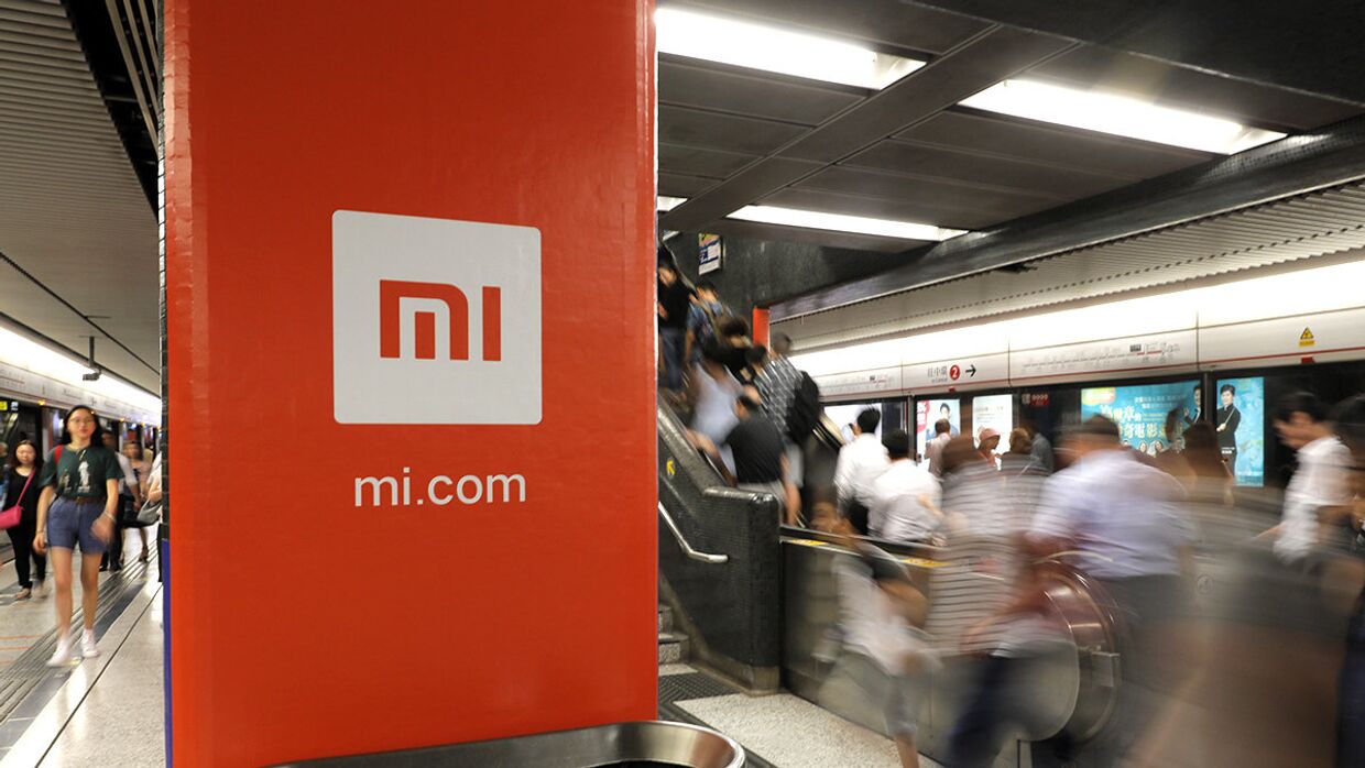 Реклама Xiaomi на станции метро в Гонконге