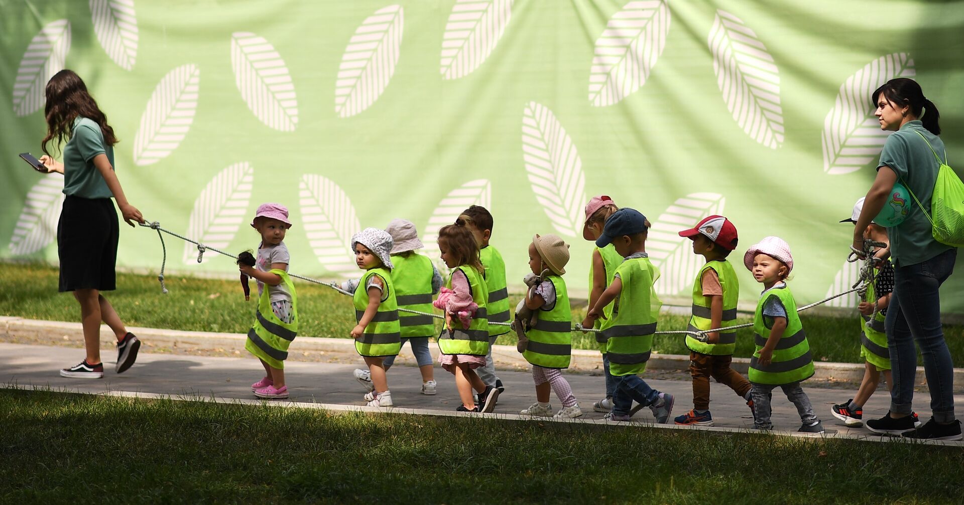 Детская группа во время прогулки в Саду имени Н. Э. Баумана в Москве - ИноСМИ, 1920, 24.09.2021