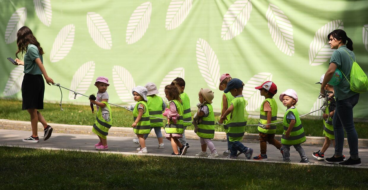 Детская группа во время прогулки в Саду имени Н. Э. Баумана в Москве