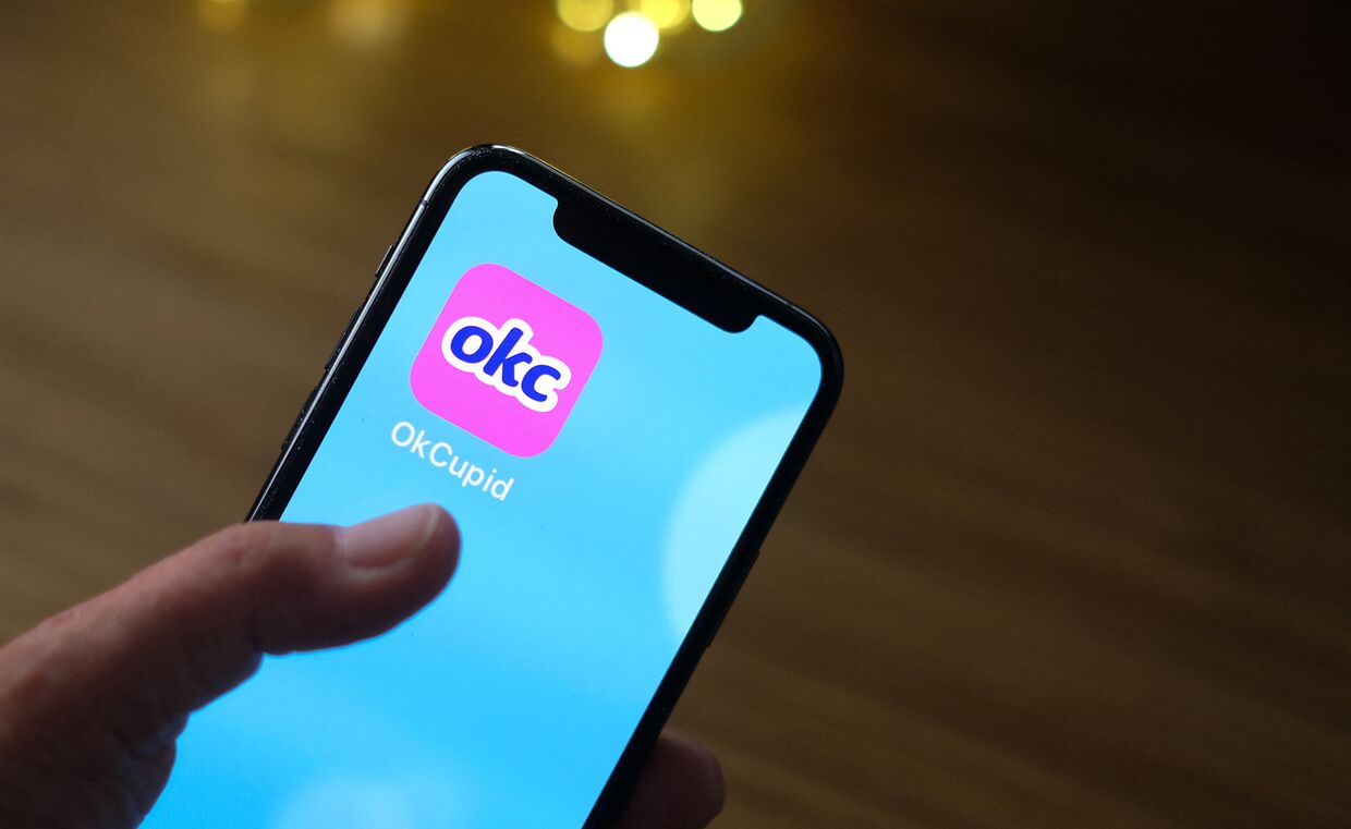 Приложения OkCupid на экране смартфона