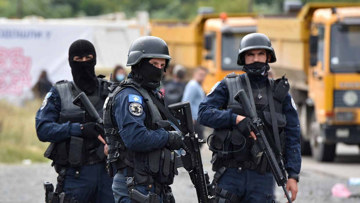 Сотрудники полиции в Яринье, Косово