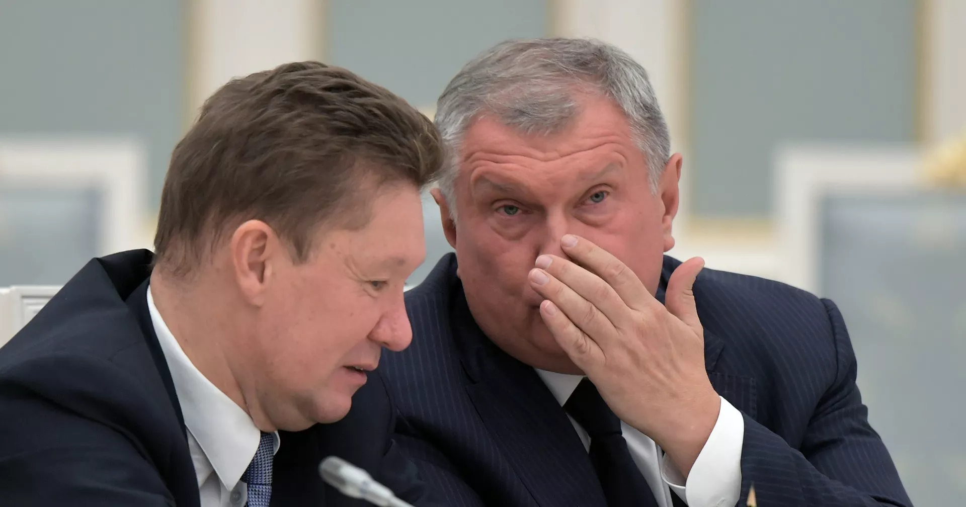 Председатель правления компании Газпром Алексей Миллер (слева) и главный исполнительный директор, председатель правления, заместитель председателя совета директоров ПАО НК Роснефть Игорь Сечин - ИноСМИ, 1920, 28.09.2021