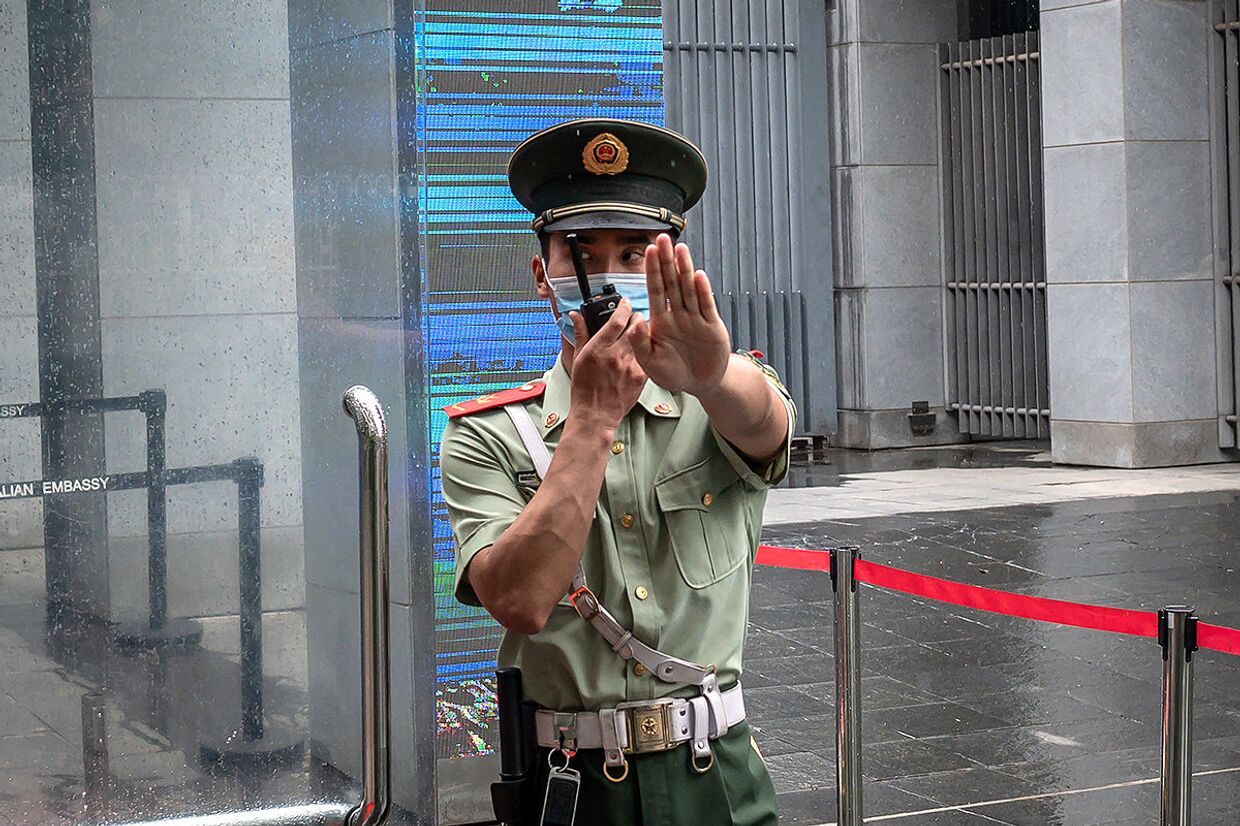 Сотрудник китайской военизированной полиции у посольства Австралии в Пекине