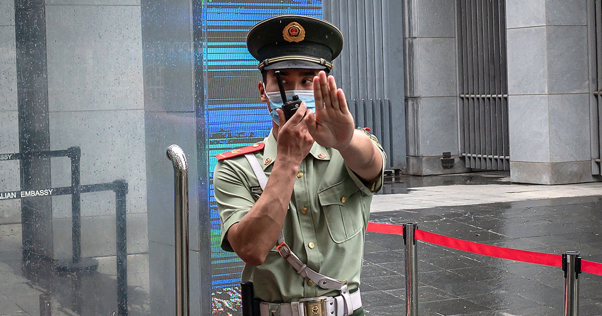 Сотрудник китайской военизированной полиции у посольства Австралии в Пекине - ИноСМИ, 1920, 28.09.2021