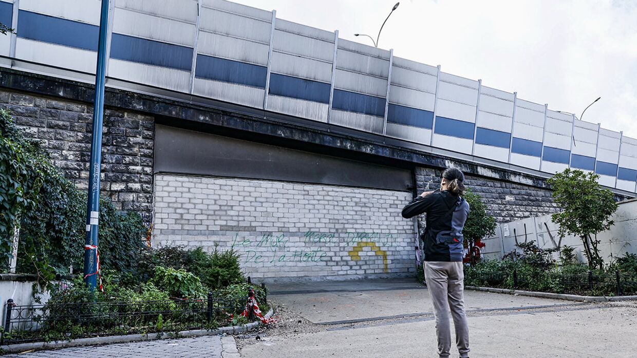 Стена, построенная парижскими властями для борьбы с наркоманами