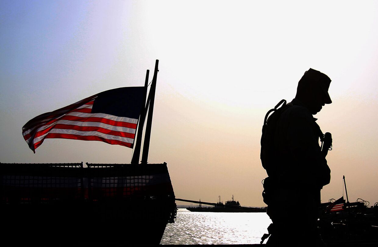 Американский солдат на военном корабле в Манаме, Бахрейн