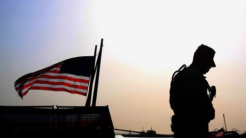 Американский солдат на военном корабле в Манаме, Бахрейн