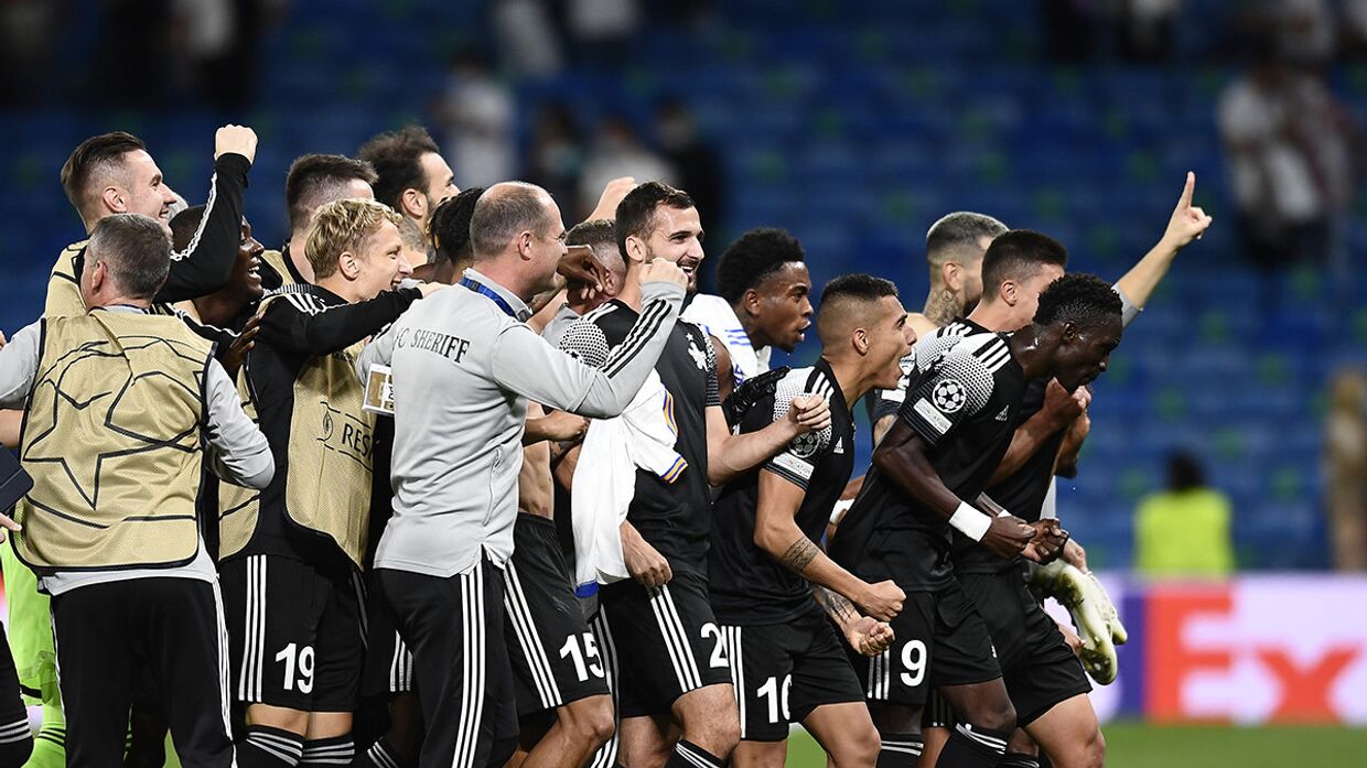 Игроки Шерифа празднуют победу в матче против Реала на стадионе Бернабеу в Мадриде