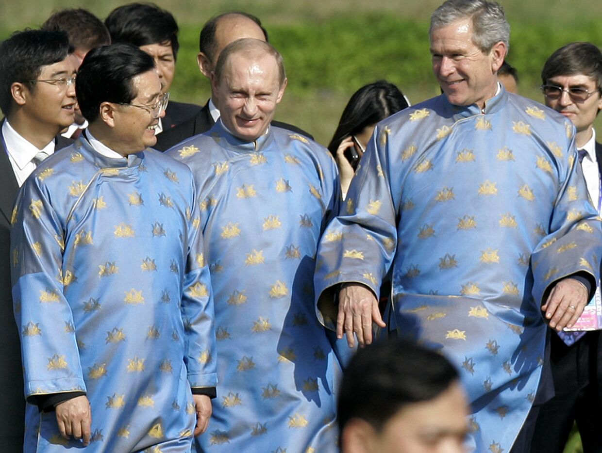 Председатель КНР Ху Цзиньтао, президент России Владимир Путин и президент США Джордж Буш, 19 ноября 2006 года