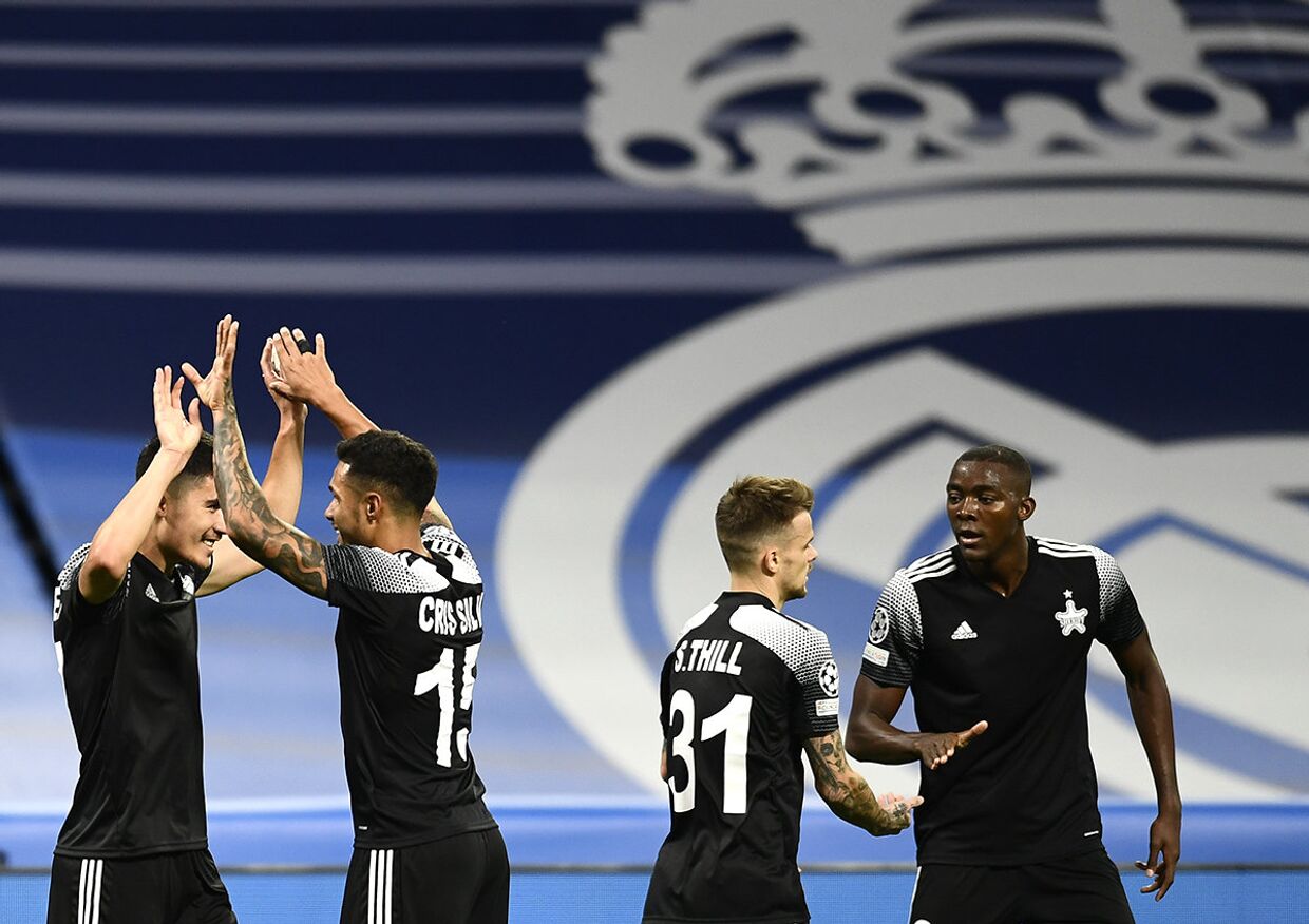 Игроки Шерифа празднуют победу в матче против Реала на стадионе Бернабеу в Мадриде