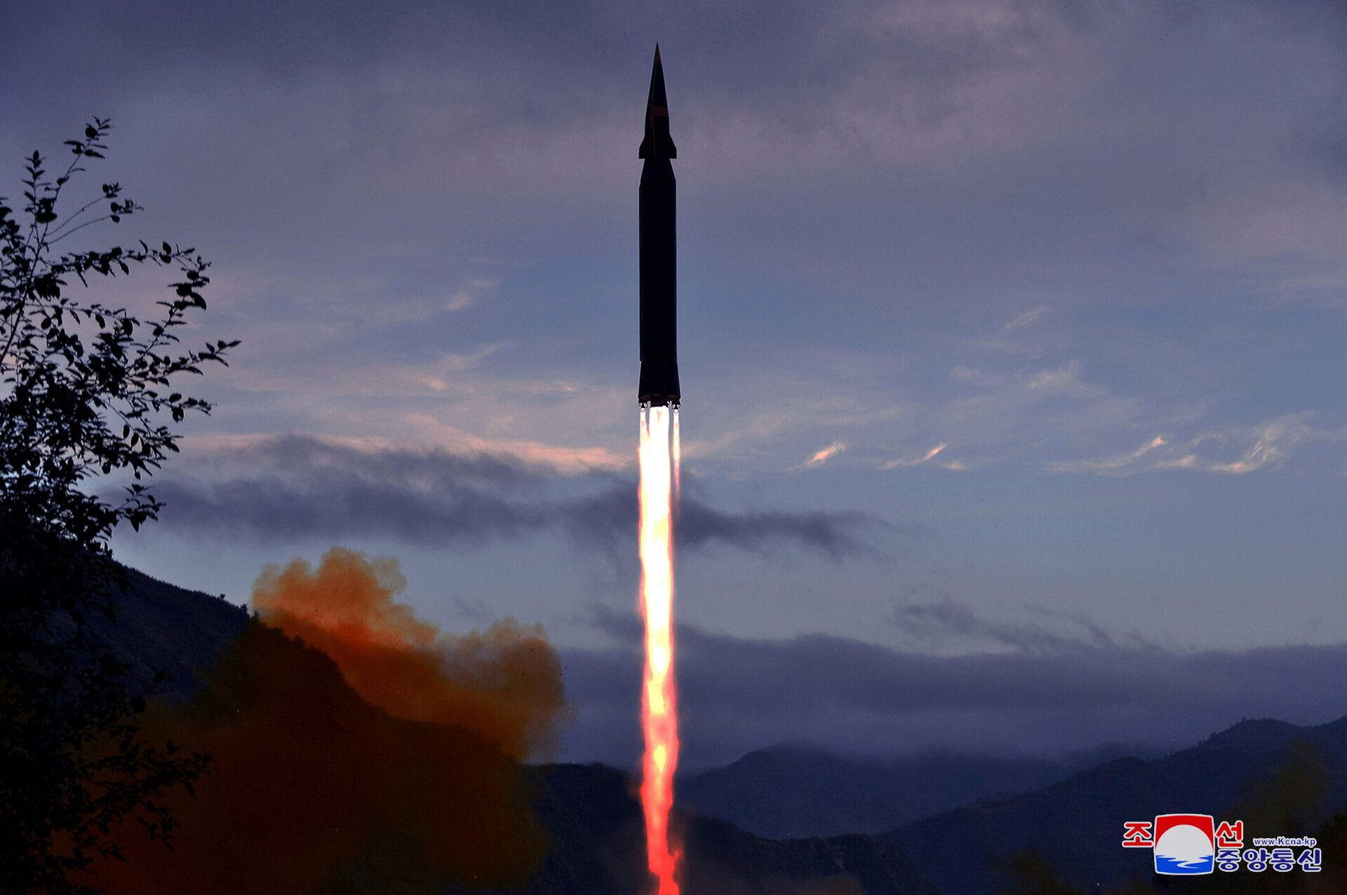 Гиперзвуковая ракета «Хвасон-8», запущенная с полигона Доян уезда Рёнрим провинции Чаган - ИноСМИ, 1920, 30.09.2021