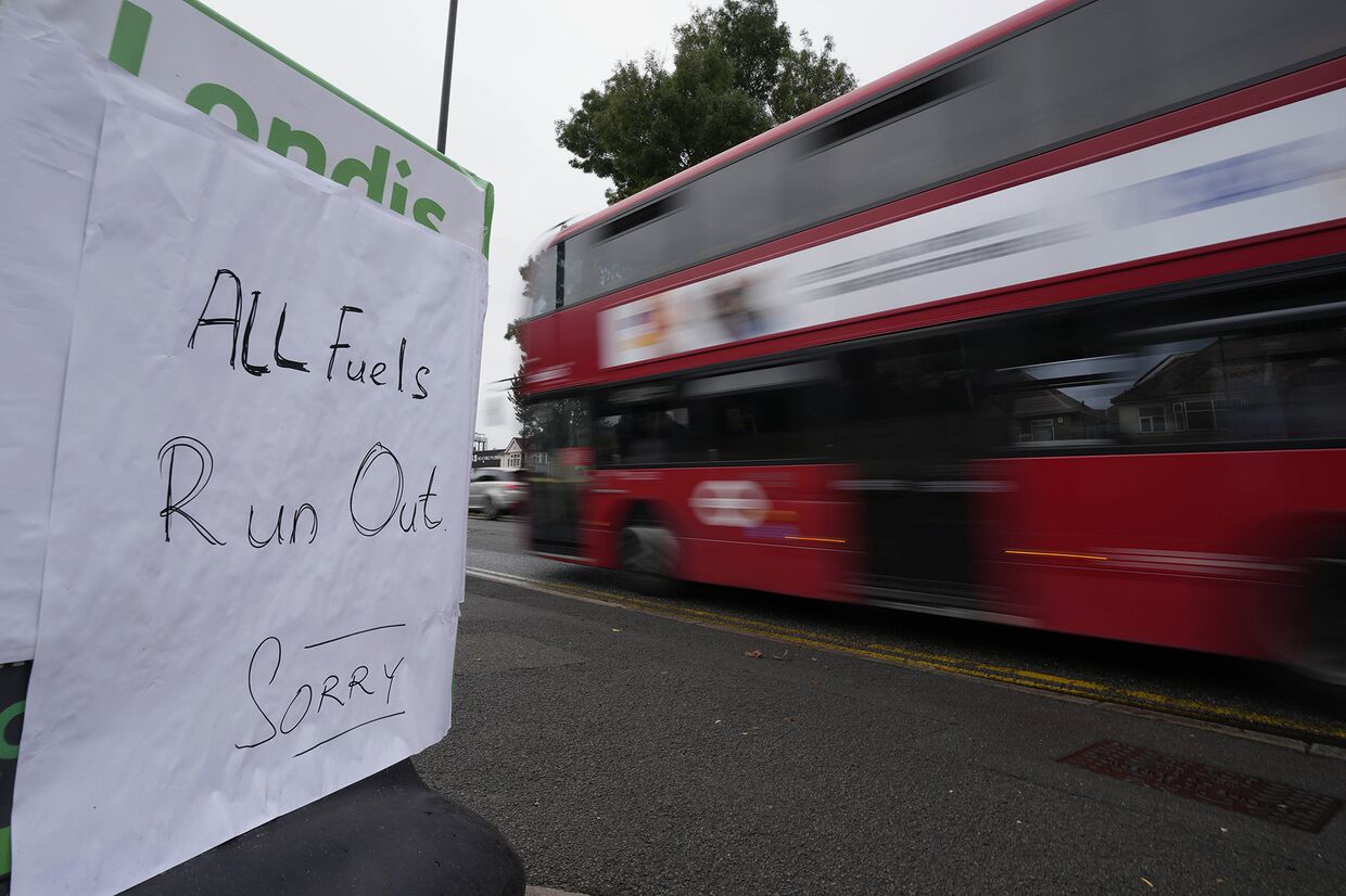 Объявление об отсутствии топлива на заправочной станции в Лондоне, Великобритания
