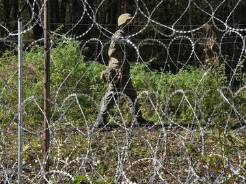 Проволочное заграждение на белорусско-польской границе возле деревни Уснар-Дольное