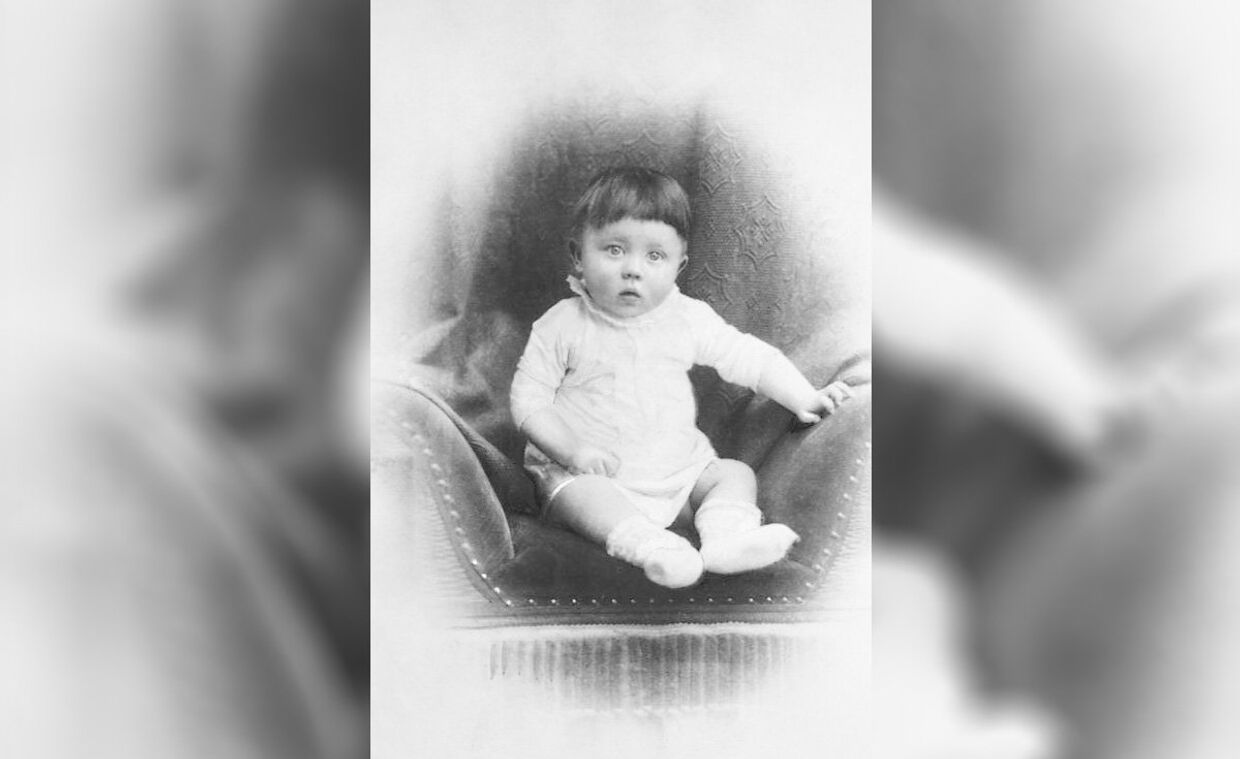 Адольф Гитлер в младенчестве