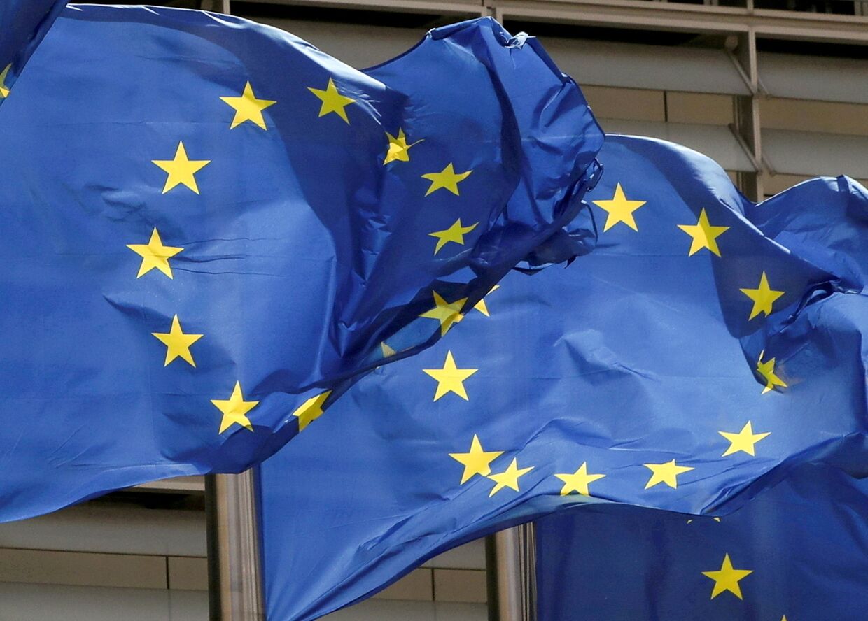 Флаги Европейского союза перед штаб-квартирой ЕС в Брюсселе, Юельгия