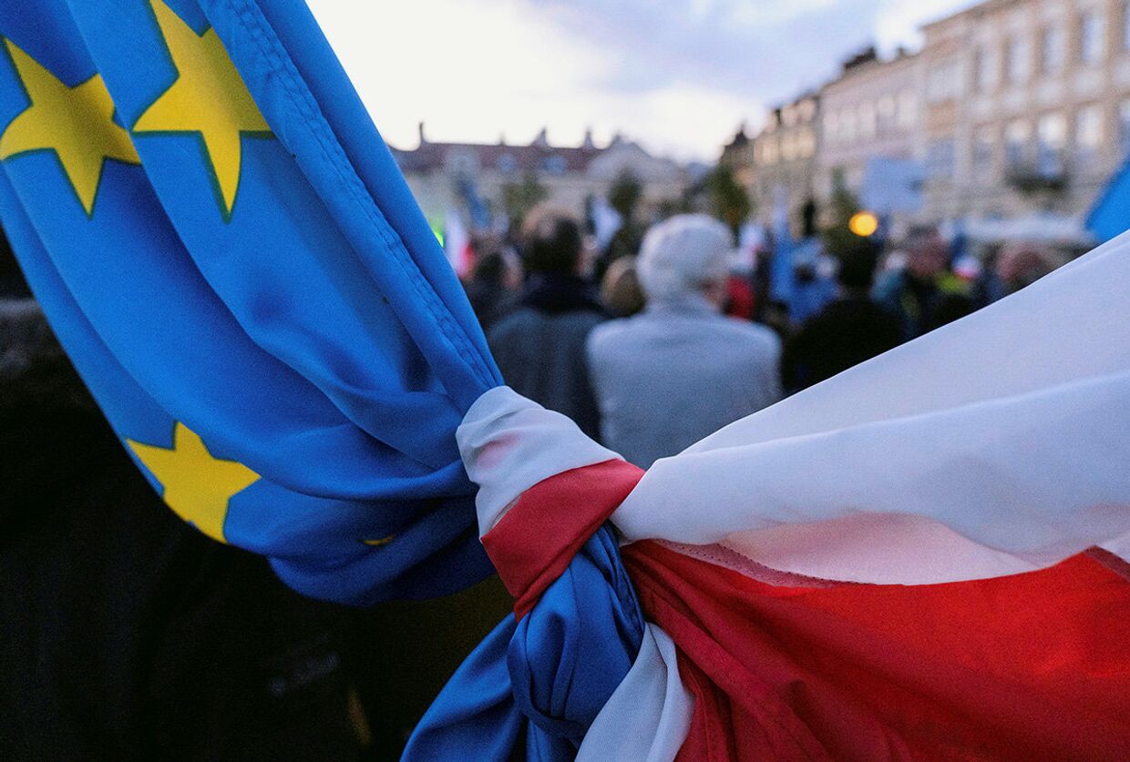 Флаги Польши и Европейского союза