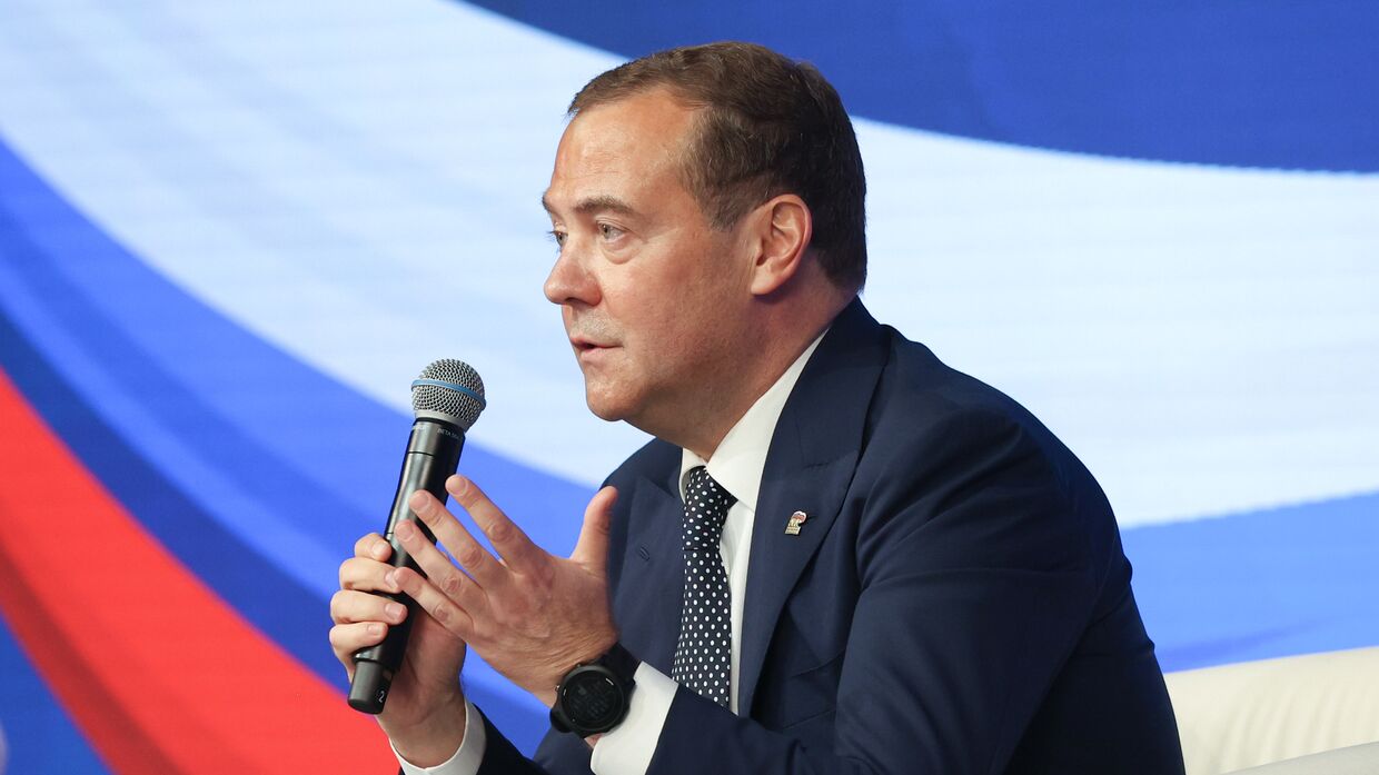 Председатель Единой России, зампред Совбеза РФ Д. Медведев провел заседание бюро высшего и генерального советов партии