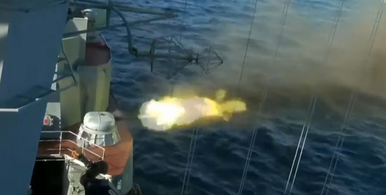 Российские боевые корабли провели тренировочные стрельбы зенитными ракетами в акватории Японского моря