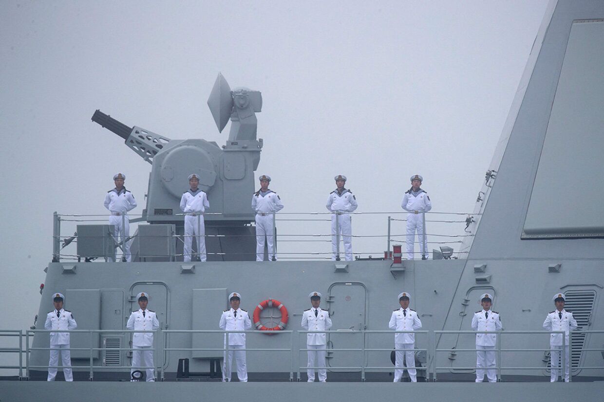 Моряки на палубе ракетного эсминца типа 055 Наньчан Военно-морского флота Народно-освободительной армии Китая