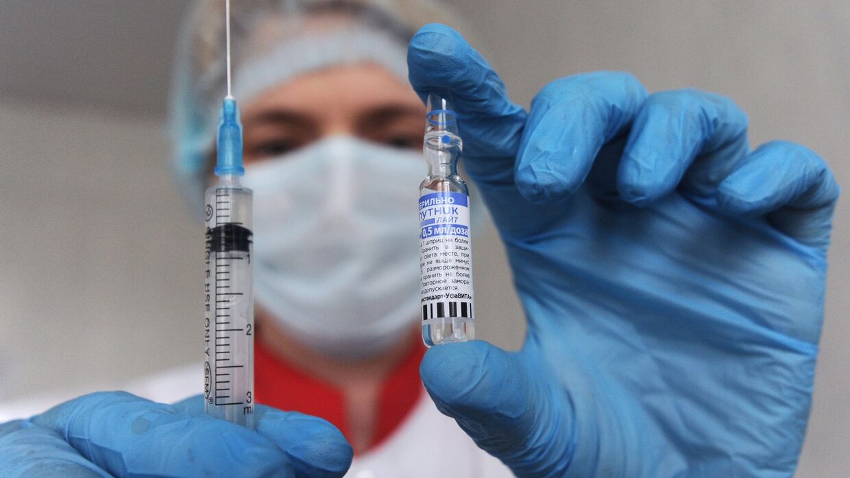 Медицинский работник демонстрирует препарат Спутник Лайт