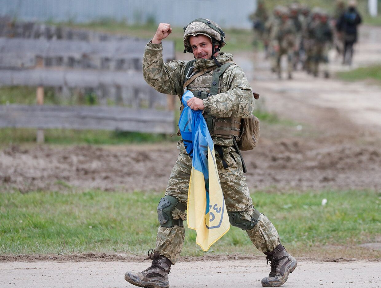 Украинский военнослужащий с национальным флагом