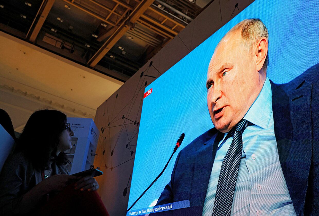 Президент РФ Владимир Путин на пленарном заседании международного форума Российская энергетическая неделя