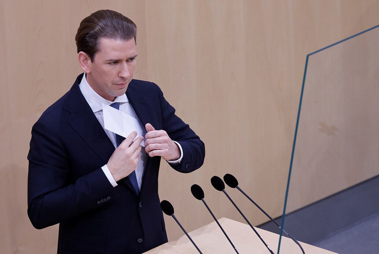 Бывший канцлер Австрии Себастьян Курц выступает на заседании парламента в Вене