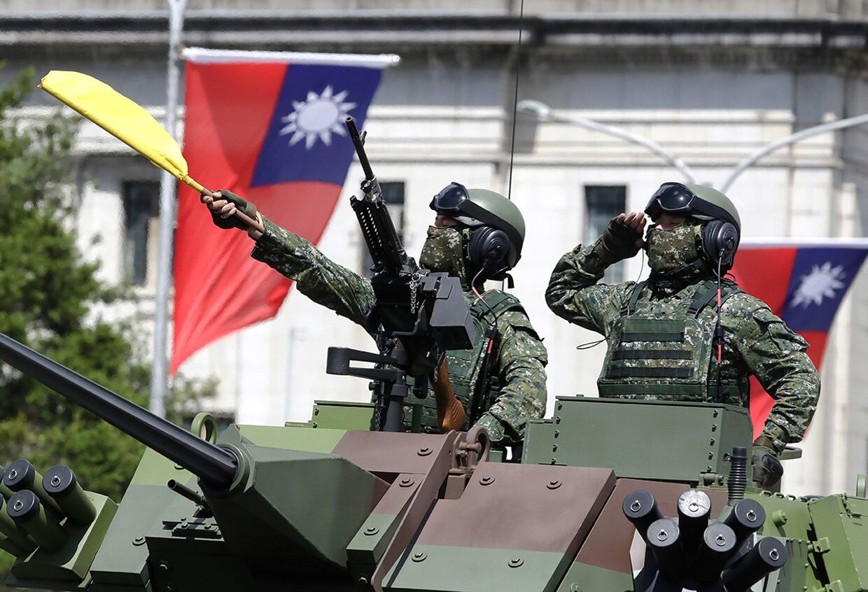 Тайваньские солдаты во время празднования Национального дня в Тайбэе