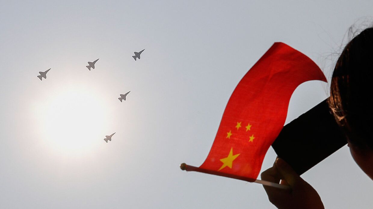 Китайские военные самолеты во время парада в Пекине