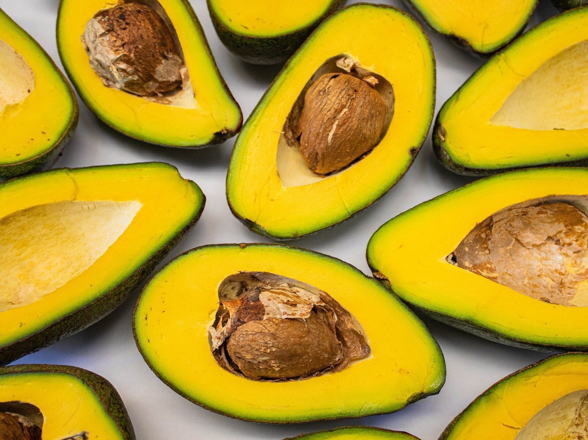 В авокадо много калорий? Диетолог рассказывает об объеме содержащихся в нем жиров и рекомендуемом суточном количестве