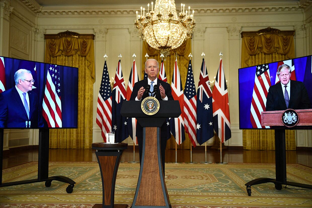 Президент США Джо Байден участвует в виртуальной пресс-конференции с премьер-министром Великобритании Борисом Джонсоном и и премьер-министром Австралии Скоттом Моррисоном