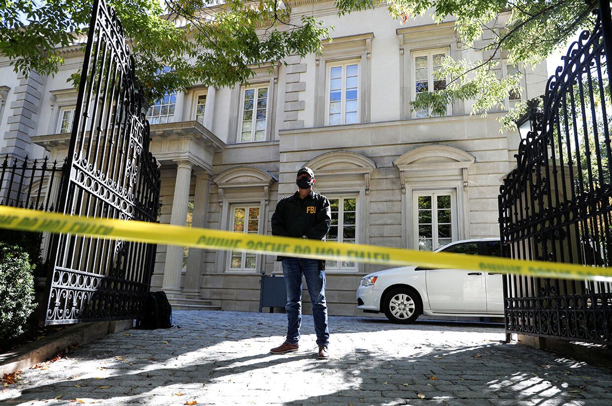 Агент ФБР возле дома Олега Дерипаски в Вашингтоне, США