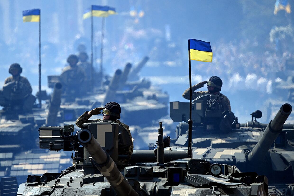 Украинские танки во время военного парада в Киеве