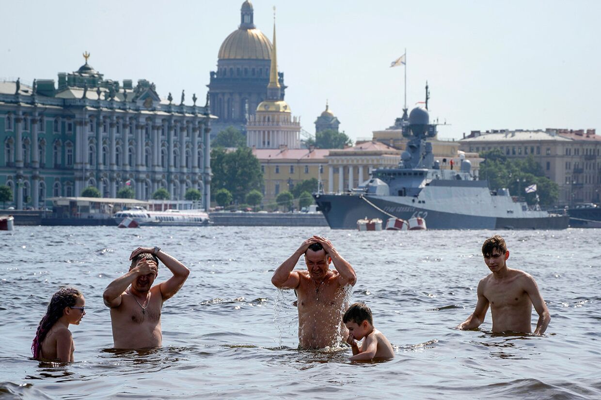 Люди купаются в Неве на пляже Петропавловской крепости в Санкт-Петербурге