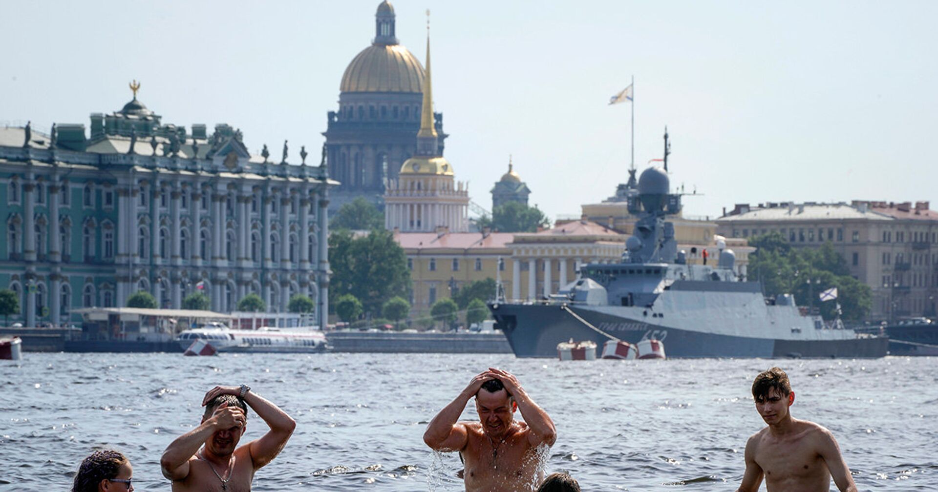 Люди купаются в Неве на пляже Петропавловской крепости в Санкт-Петербурге - ИноСМИ, 1920, 23.10.2021