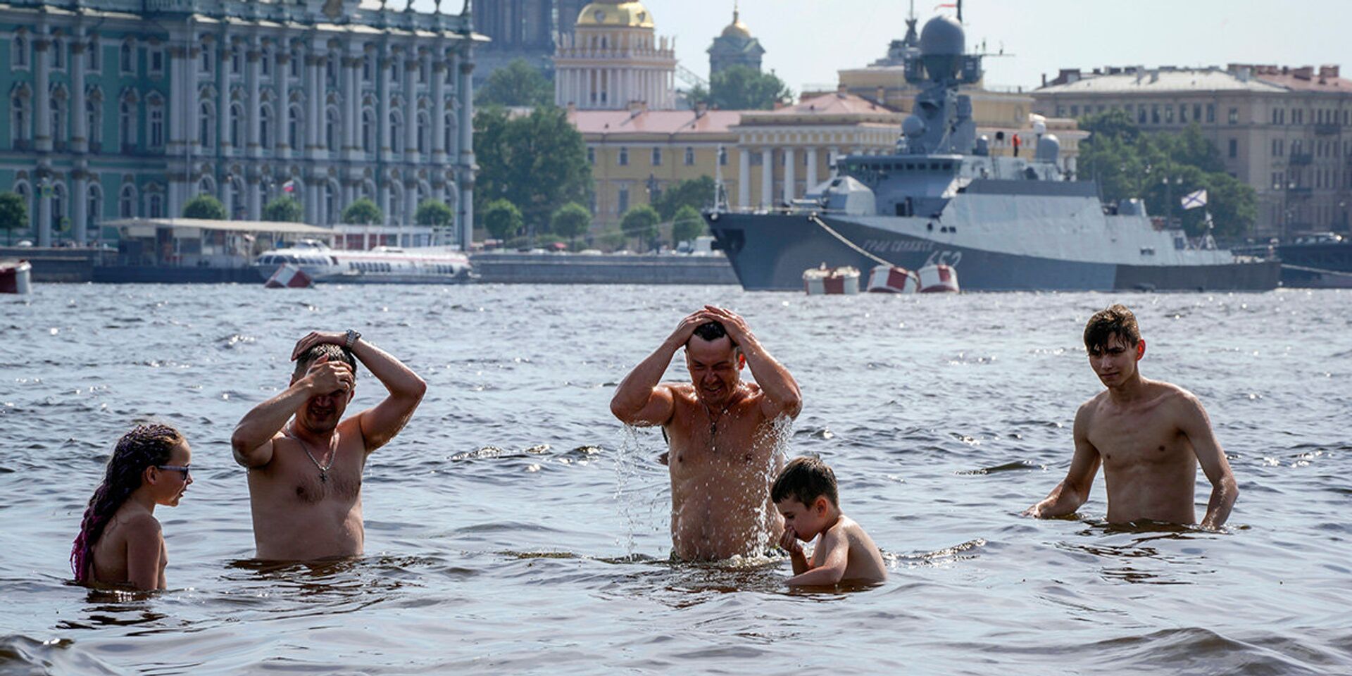Люди купаются в Неве на пляже Петропавловской крепости в Санкт-Петербурге - ИноСМИ, 1920, 09.07.2022