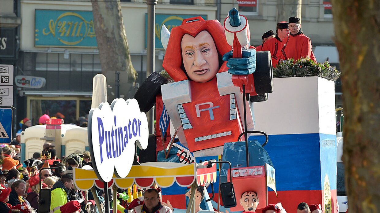 Фигура российского президента Владимира Путина на карнавале в Кельне, Германия