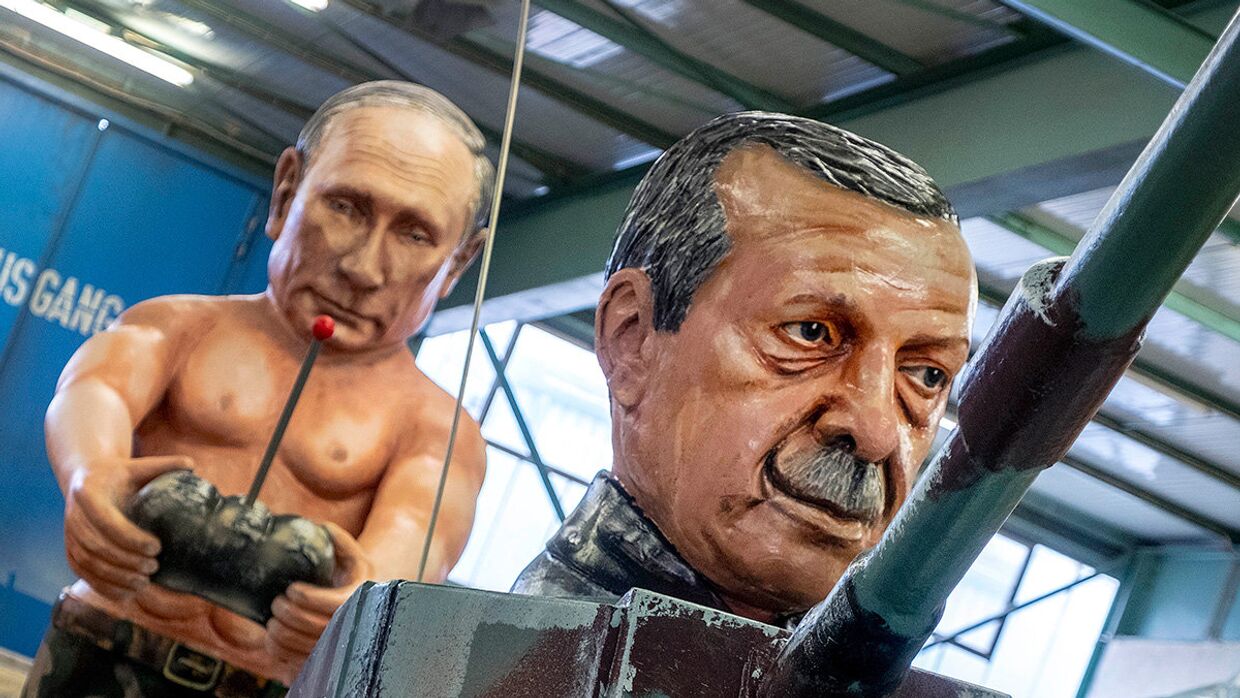 Фигуры президента РЫ Владимира Путина и президента Турции Реджепа Тайипа Эрдогана на карнавале в Майнце