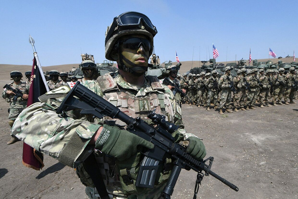 Грузинские и американские солдаты во время учений НАТО на военной базе Вазиани