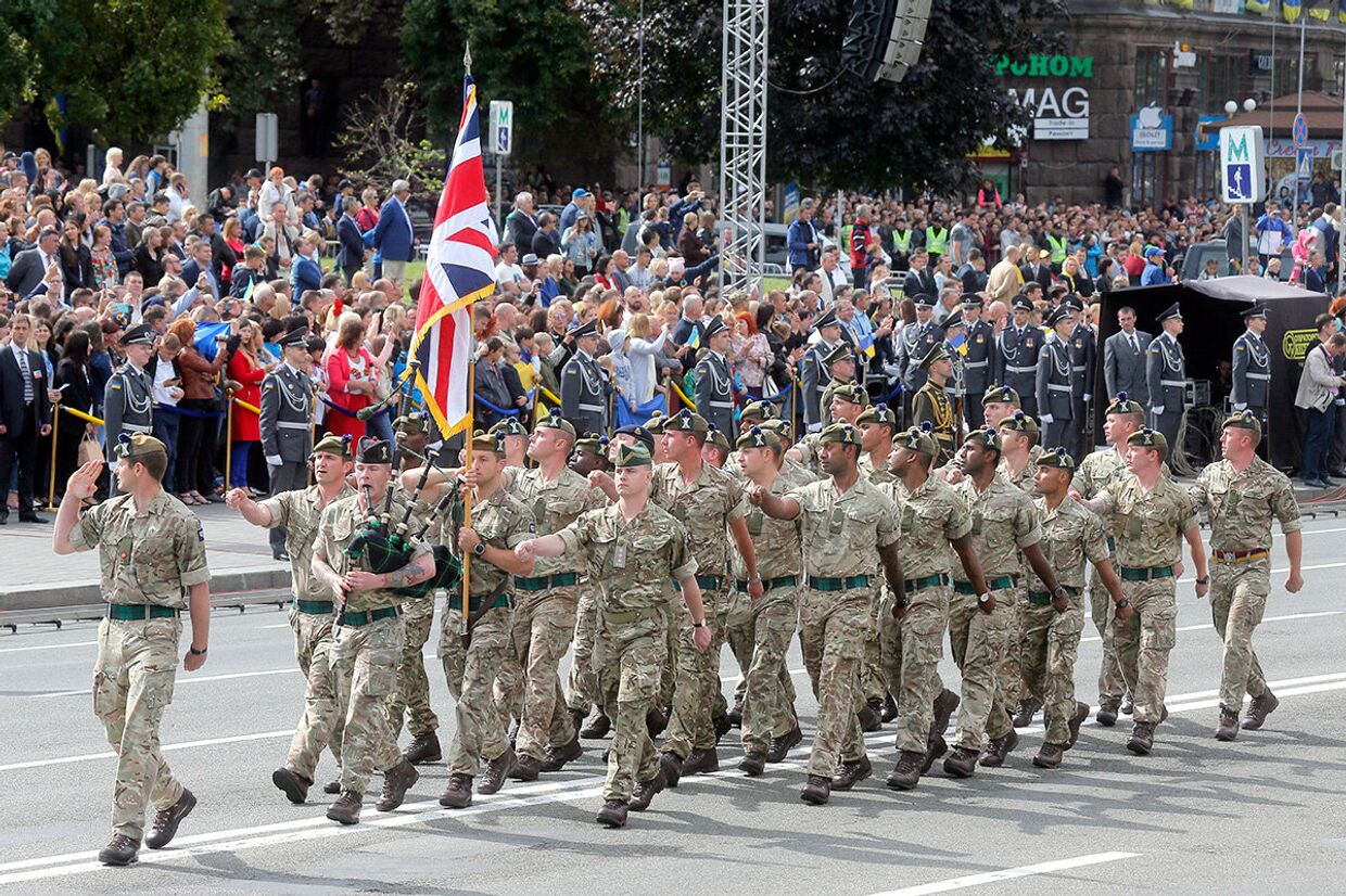 Британские солдаты во время военного парада в честь Дня Независимости в Киеве