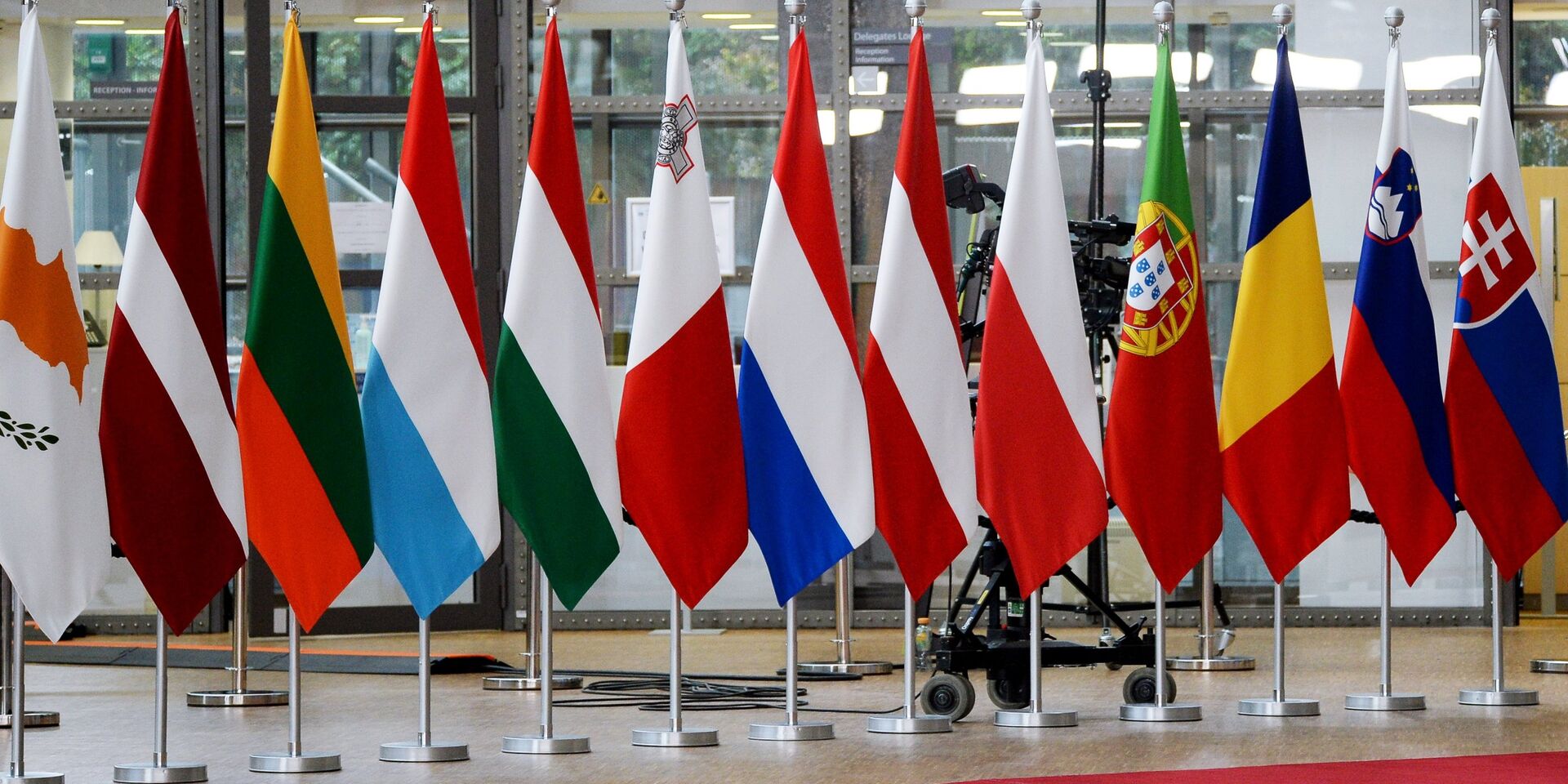 Флаги стран-участниц саммита ЕС в Брюсселе - ИноСМИ, 1920, 05.07.2022